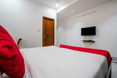 Hotel Vaccinated Staff - Oyo 13746 Mint Leaves