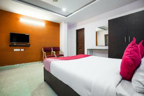 Hotel Vaccinated Staff - Oyo 13746 Mint Leaves
