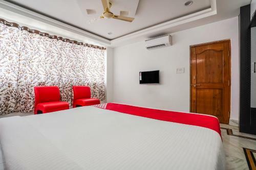 Hotel Vaccinated Staff - Oyo 13746 Mint Leaves