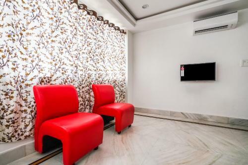 Hotel Vaccinated Staff - Oyo 13746 Mint Leaves