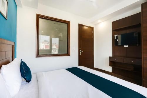 Hotel Silverkey Executive Stays 39550 Dakshin Marg Phase 2