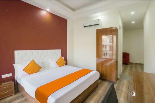 Fabhotel Skylight Inn
