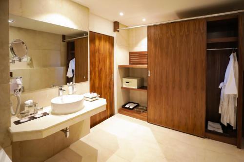 Hotel Regenta Suites Gurugram, Sohna Road, Sector 49