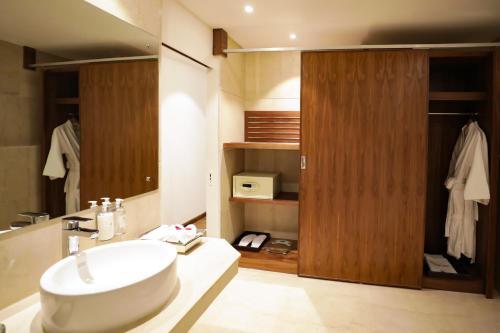 Hotel Regenta Suites Gurugram, Sohna Road, Sector 49