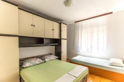 Apartments With A Parking Space Makarska - 17072