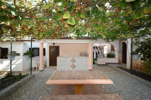 Apartment Liljana With Shared Swimming Pool