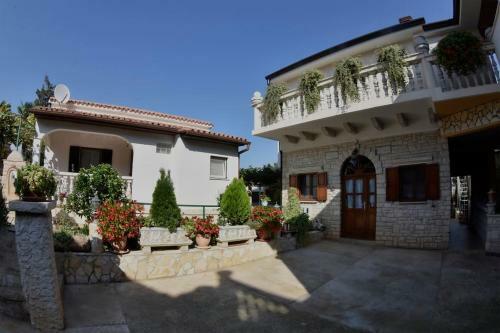 Apartment Liljana With Shared Swimming Pool