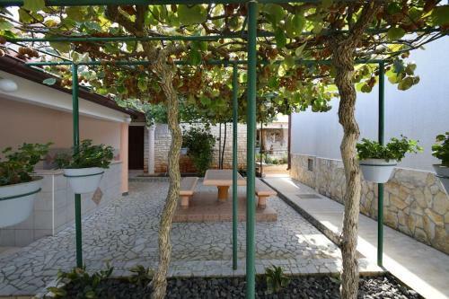 Apartment Liljana With Shared Swimming Pool