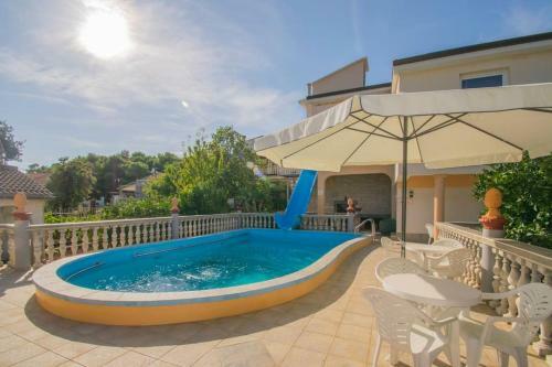 Apartment Liljana With Shared Swimming Pool