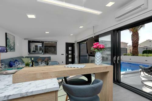 Lulani Pool Apartment