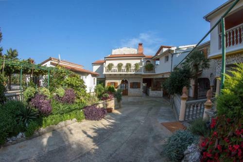 Apartment Uvo 1 With Shared Pool