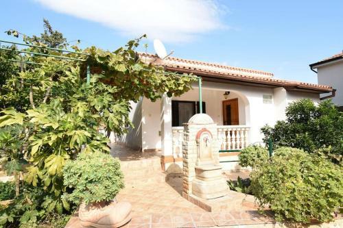 Apartment Ivo With Shared Swimming Pool