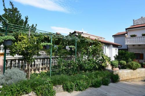Apartment Ivo With Shared Swimming Pool