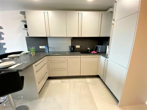 Luxury 2br! Apartment 200m To Beach +netflix!
