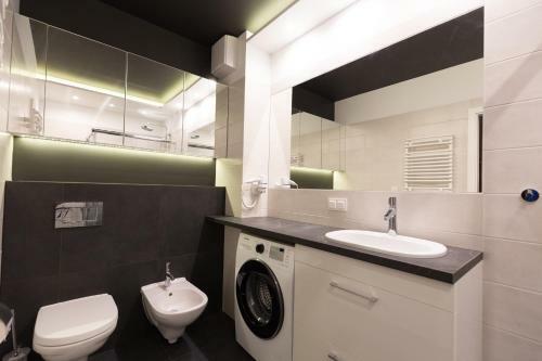 Apartlogy Aura2 78 - Experience Intelligent Living While Travelling