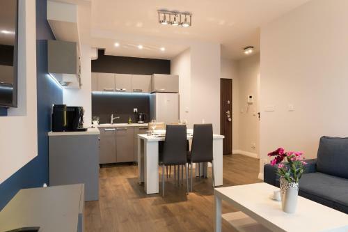 Apartlogy Aura2 78 - Experience Intelligent Living While Travelling