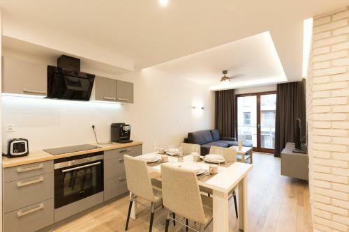 Apartlogy Aura2 105 - Experience Intelligent Living While Travelling