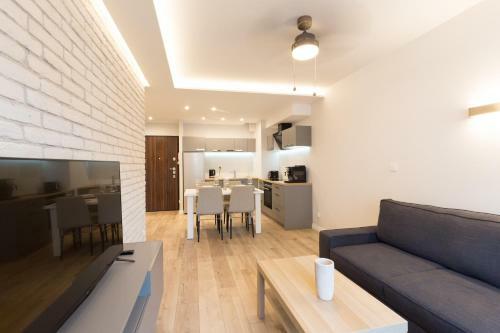 Apartlogy Aura2 105 - Experience Intelligent Living While Travelling