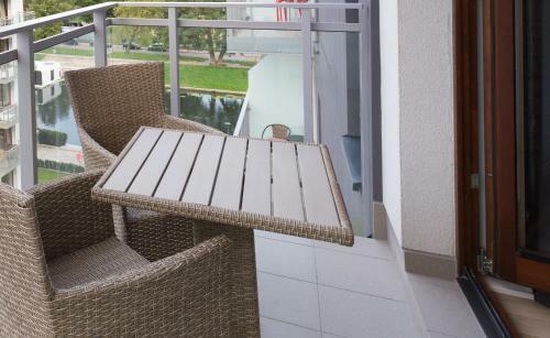 Apartlogy Aura2 105 - Experience Intelligent Living While Travelling