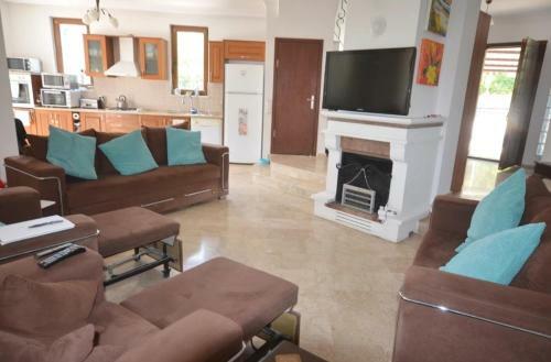 Villa Sleeps 6, Private Pool.close To Town.