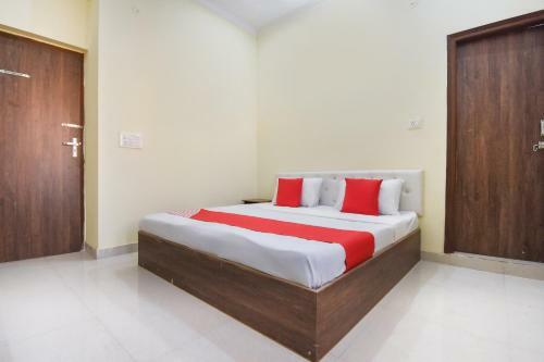 Oyo 66918 Hotel Silver