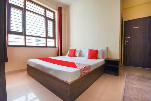 Oyo 66918 Hotel Silver