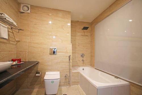 Hotel Oyo 4964 Golden Oyster Suites