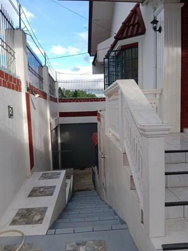 Tipolo White House