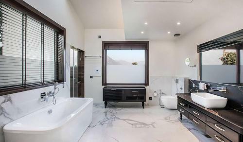 An Extravagant Luxurious Pushp Villa Overlooking The Ganges And Rishikesh Valley