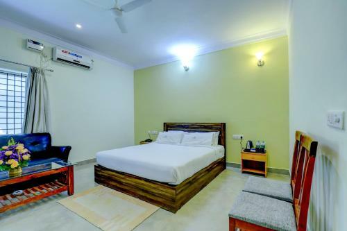 Hotel Ezzenza Royal Garden Brindavan Resort