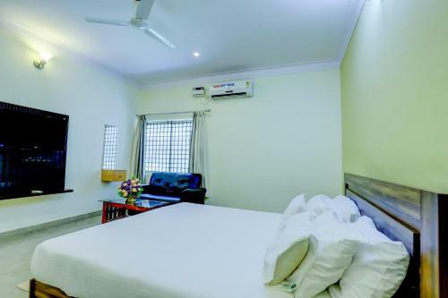 Hotel Ezzenza Royal Garden Brindavan Resort