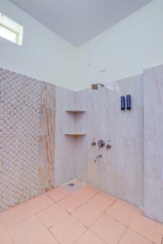 Hotel Ezzenza Royal Garden Brindavan Resort