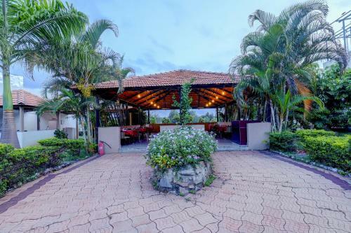 Hotel Ezzenza Royal Garden Brindavan Resort