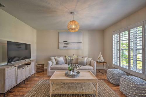 Naples Oasis With Screened Pool, Bike To Beach!