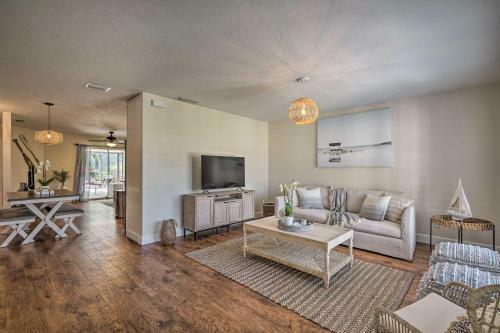 Naples Oasis With Screened Pool, Bike To Beach!