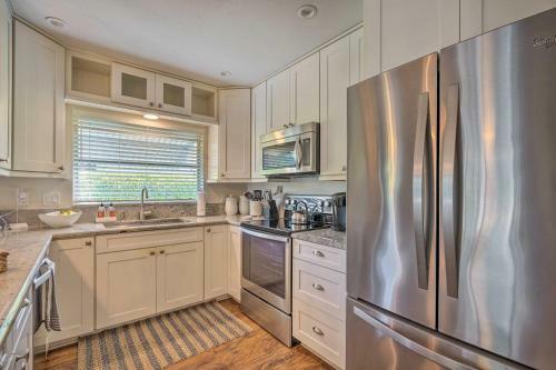 Naples Oasis With Screened Pool, Bike To Beach!