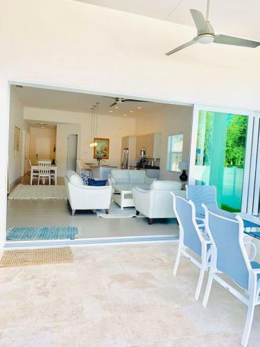 Perfect Naples Beach House - Heated Saltwater Pool