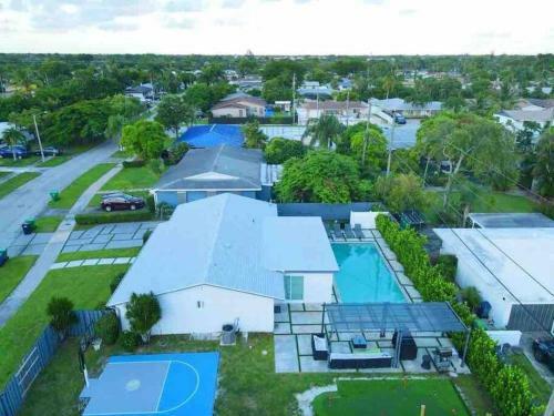 Modern Home*heated Pool, Basketball And Mini Golf