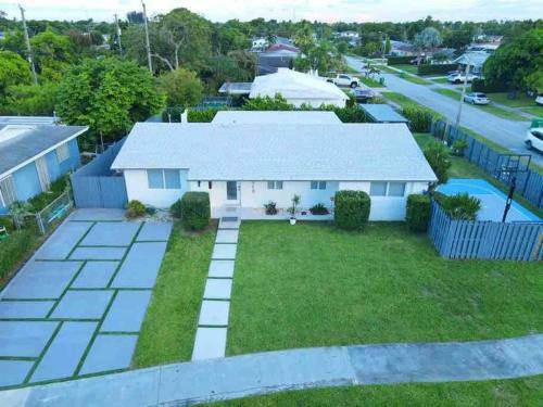 Modern Home*heated Pool, Basketball And Mini Golf