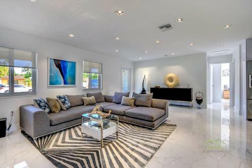 Modern Home*heated Pool, Basketball And Mini Golf