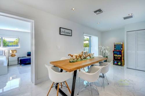 Modern Home*heated Pool, Basketball And Mini Golf