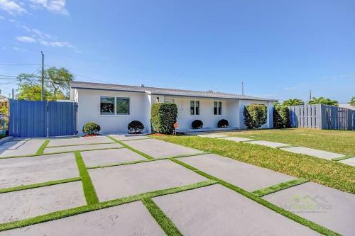 Modern Home*heated Pool, Basketball And Mini Golf
