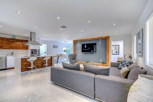 Modern Home*heated Pool, Basketball And Mini Golf