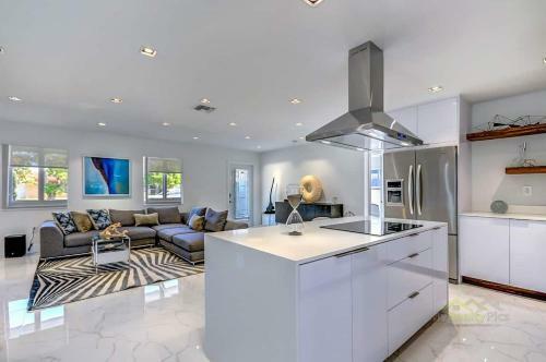 Modern Home*heated Pool, Basketball And Mini Golf