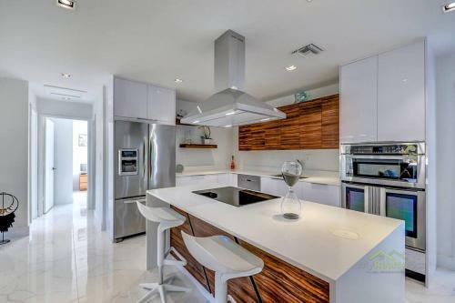 Modern Home*heated Pool, Basketball And Mini Golf