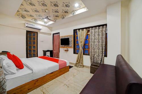 Oyo 82418 Hotel Radhika Palace