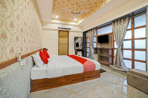 Oyo 82418 Hotel Radhika Palace