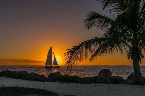 Steps To Beach! Luxe Stay/chef's Kitchen, Bbq & Lanai