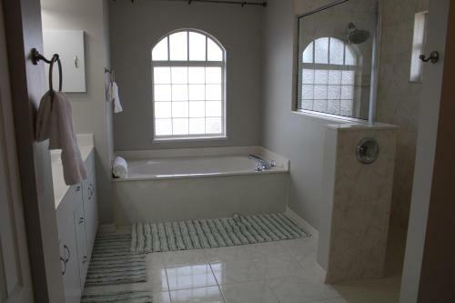 Spacious And Private Pool House, 15 Min To Beach