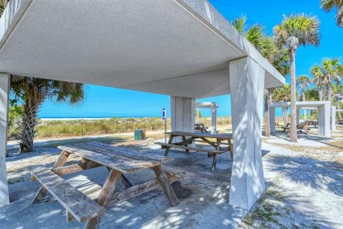 Canal 309 - Right In Siesta Key Village!